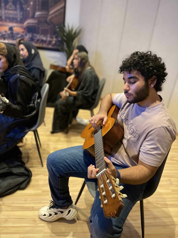متدربة تعزف الكمان